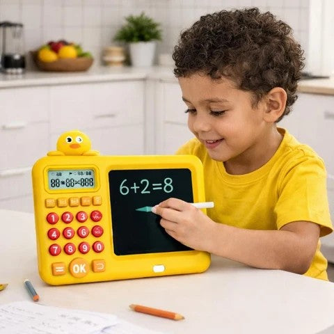 Niño haciendo cuentas en la tableta LCD patito