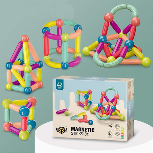 Bloques magnéticos de construcción con figuras montadas